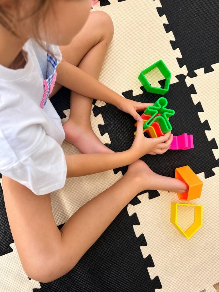 Niña jugando en la alfombra de la consulta
