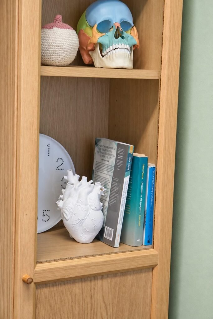 Estantería con libros en la consulta