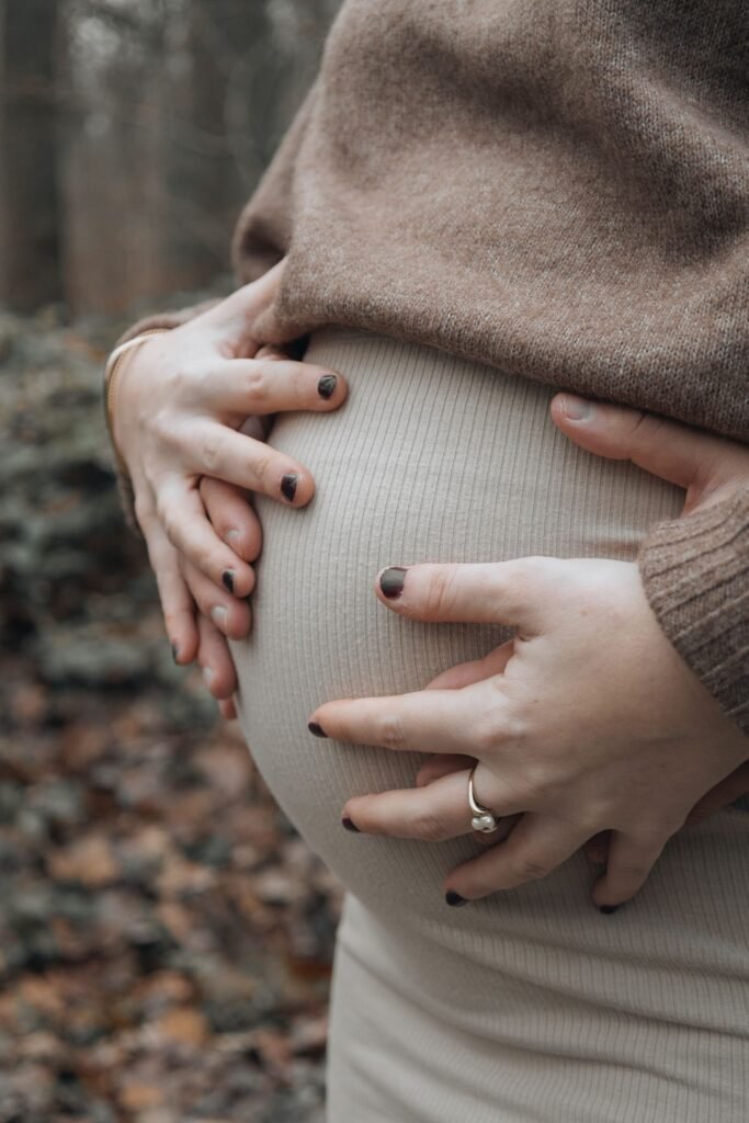 Manos sobre la barriga de una mujer embarazada