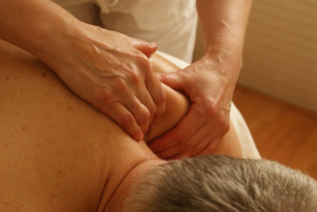 Fisioterapeuta tratando el hombro de un paciente