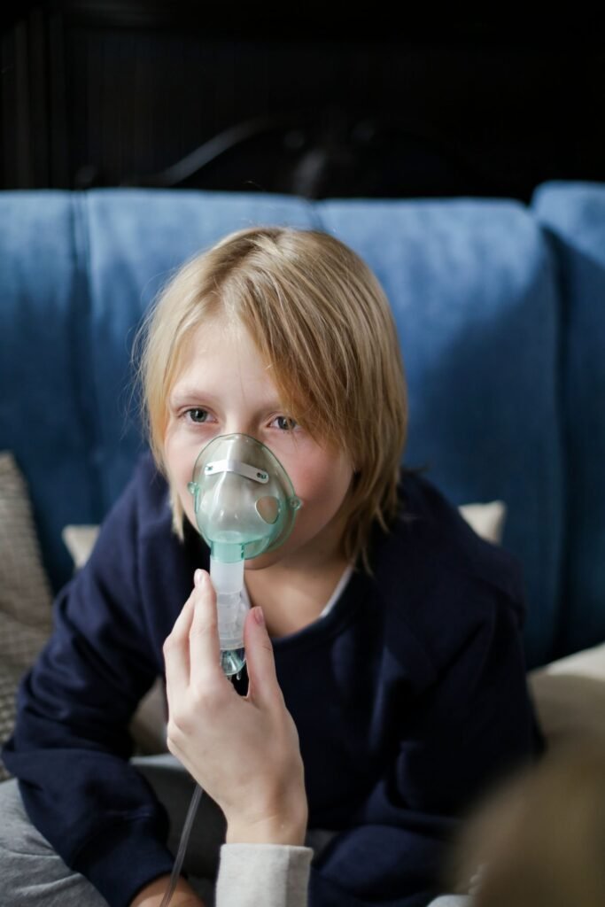 Niño con nebulizador en casa