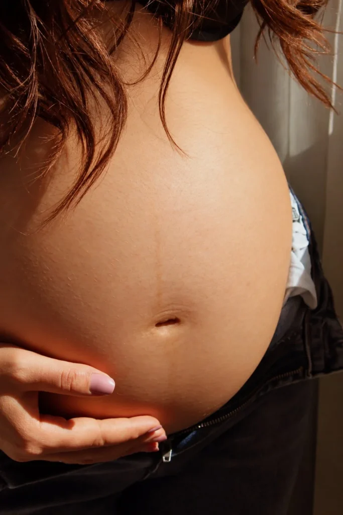 Barriga de una mujer embarazada