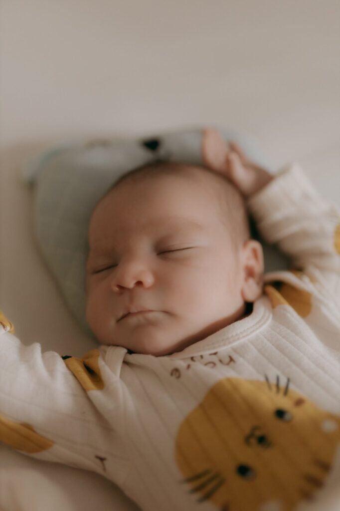 Bebé durmiendo sobre un cojín