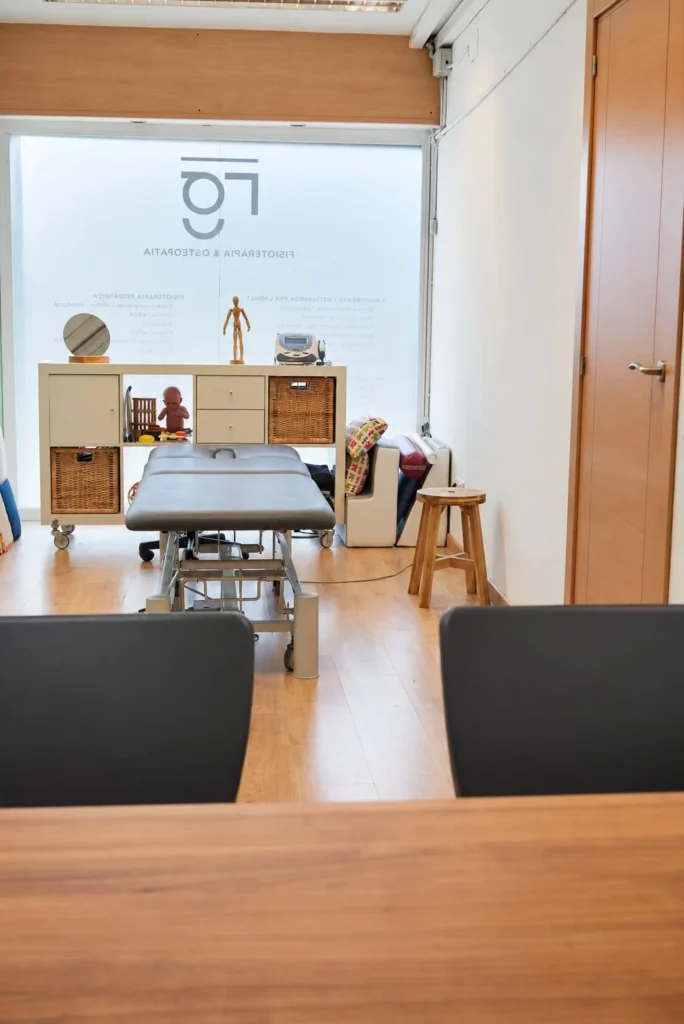 Sala de tratamiento con camilla