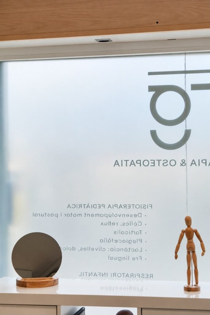 Escaparate con el logo RG